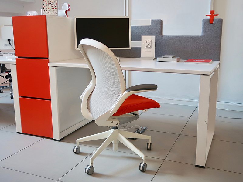 Дизайнерское эргономичное офисное кресло Follow серое, на сайте Галерея Офис